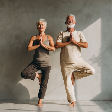 Група літніх людей займається йогою